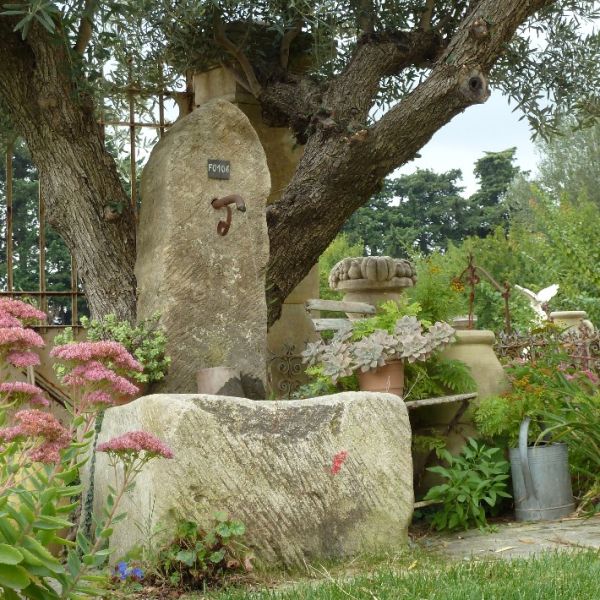 Small rustic wall fountain - Stone water feature in Provence stone - Atelier Alain BIDAL (Provence)