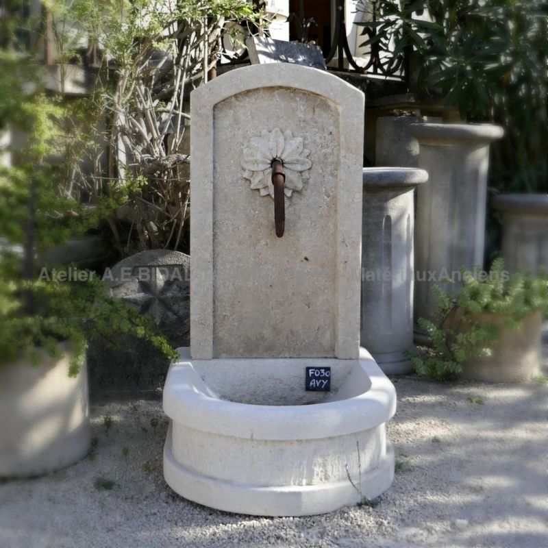 Petite fontaine pas cher en pierre de taille de l'atelier Alain Bidal