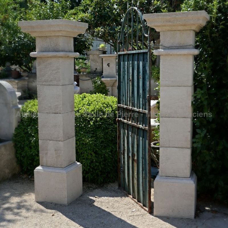 Pilier d'entrée en pierre naturelle - Alain Bidal tailleur de pierre en Provence.