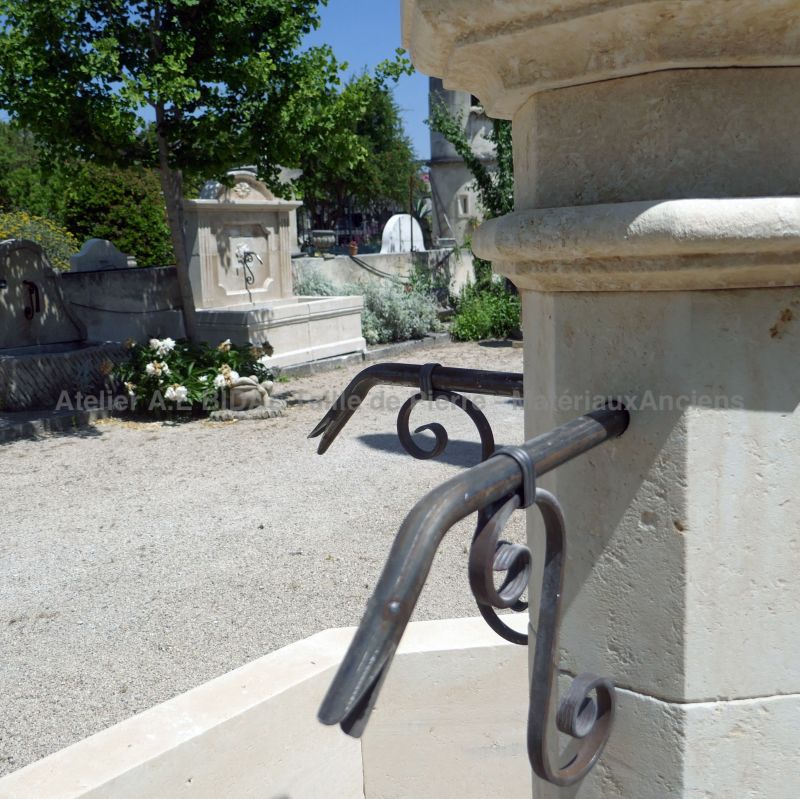 Sorties d'eau bec de cygne sur notre fontaine de Provence en pierre - Atelier Alain BIDAL (Provence)