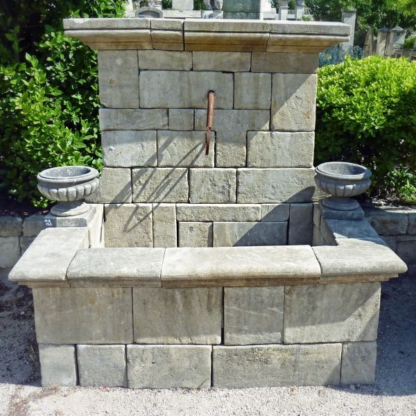 Provencal garden fountain in stone crafted by Alain BIDAL, stonemason in Provence.