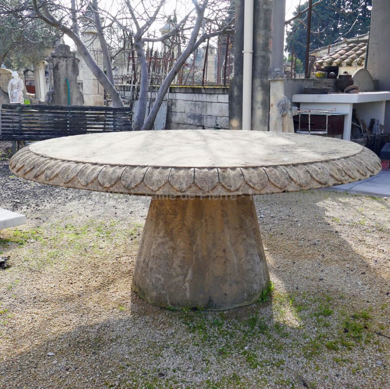 Mobilier de jardin de fabrication artisanale en pierre locale: table de jardin simple et authentique.