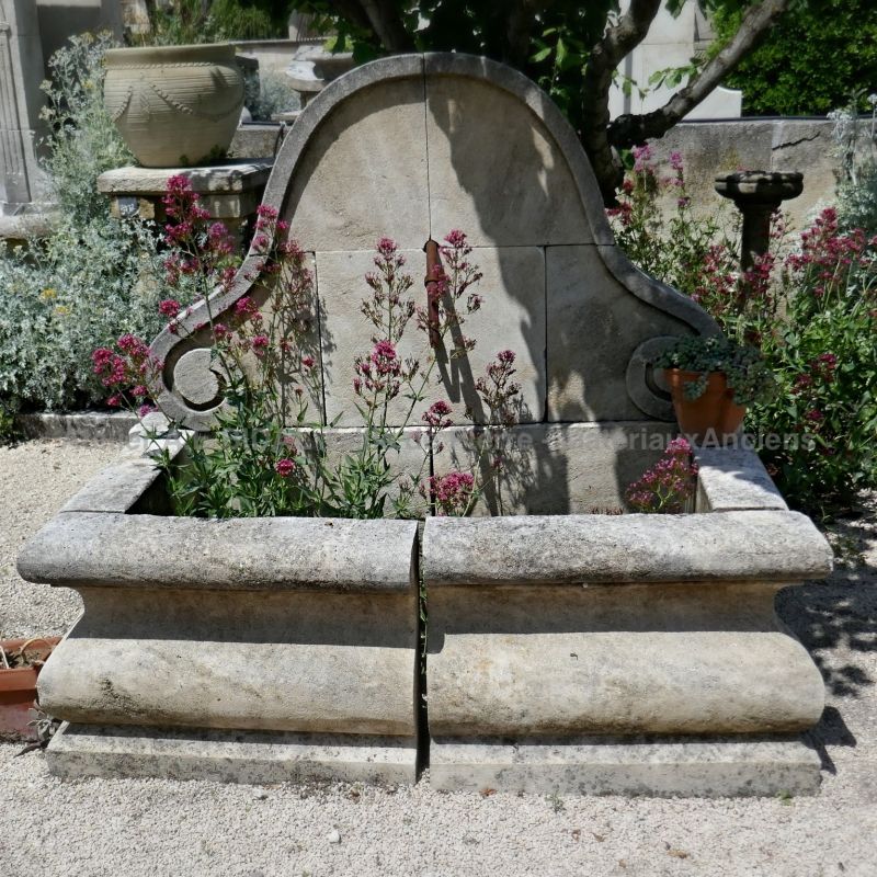 Fontaine murale de jardin de forme "chapeau de gendarme" - Atelier Alain BIDAL (Provence)