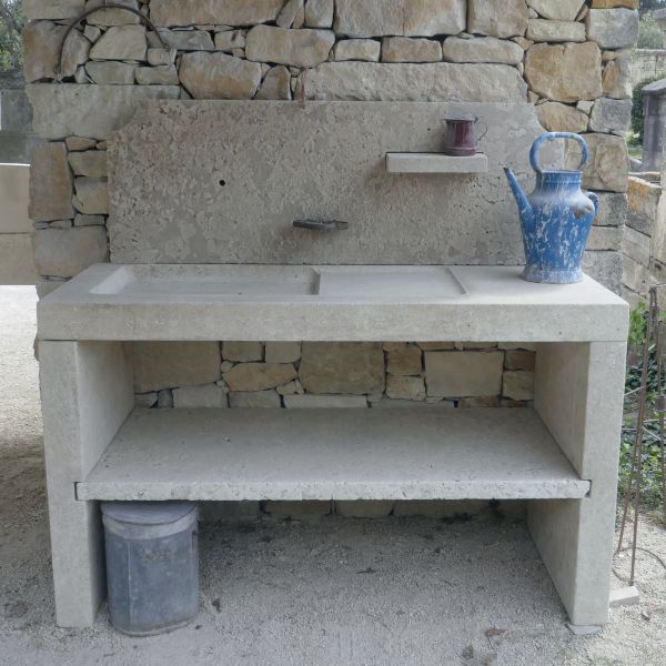 Évier peu profond en pierre pour aménager avec charme votre cuisine - Atelier Alain BIDAL, Provence