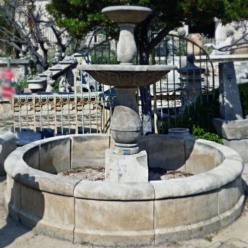 Belle fontaine de village en pierre | Réalisation signée de l'artisan tailleur de pierre Alain Bidal.