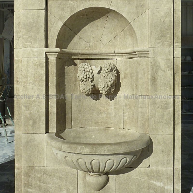Fontaine en pierre - fontaine murale sculptée par l'atelier Alain BIDAL (Provence)