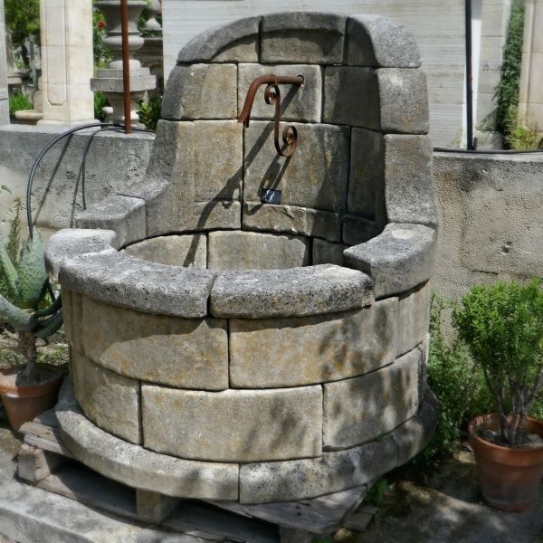 Fontaine ornementale de Provence en pierre naturelle - confection de l'artisan Alain Bidal.