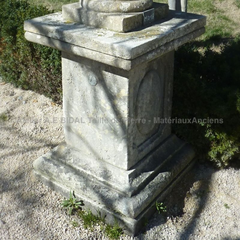 Piédestal en pierre de taille pour vase ou statue de jardin.