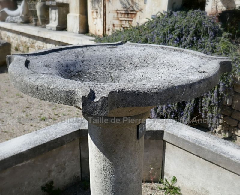 Vasque en pierre qui laisse déborder l'eau sur notre fontaine de jardin en pierre dite Toscane.