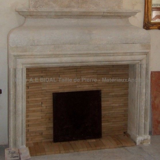 Superbe cheminée Louis XIII en pierre d'Estaillades avec trumeau - Atelier Alain BIDAL (Provence)