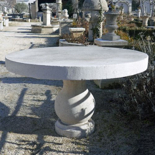 Belle table ronde en pierre naturelle, la pierre d'Avy - Alain Bidal artisan tailleur de pierre.