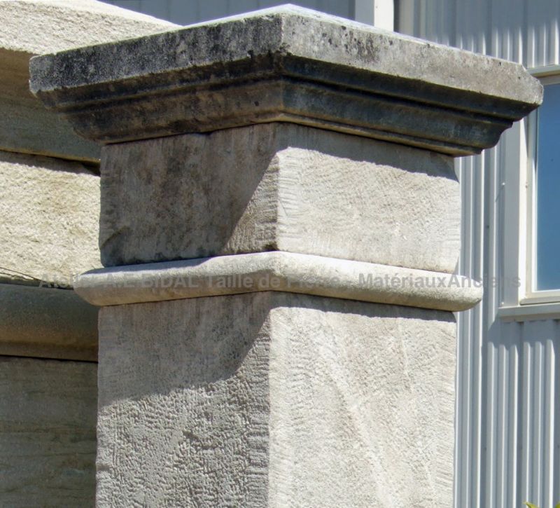 Détail du chapiteau pointu et mouluré sur notre pilier en pierre taillée - Atelier Alain BIDAL.