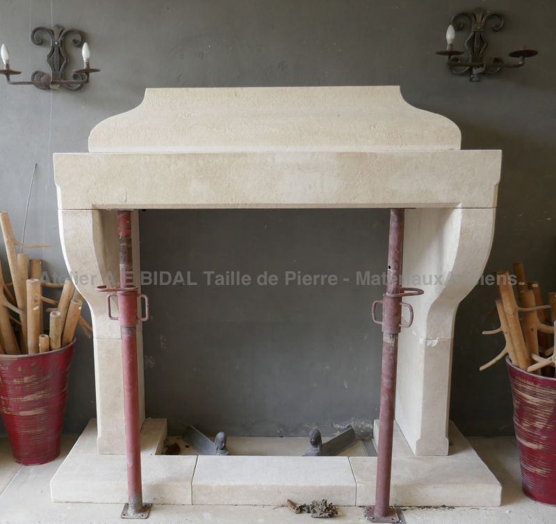 Cheminée en pierre de type calcaire fabriquée en Provence par des artisans tailleurs de pierre de l'atelier Bidal (Isle sur sorgue)