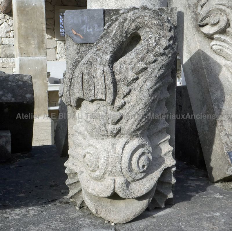 Sculpture en pierre décorative pour extérieur : poisson cracheur d'eau - Atelier Alain BIDAL (Provence)