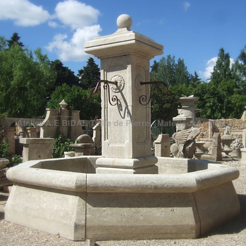 Fontaine centrale en pierre de taille - par l'atelier provençal Alain Bidal de taille de pierre.