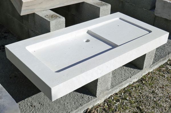 Natural stone kitchen sink hand-crafted in quality French limestone by the professional stone cutter Alain BIDAL.
