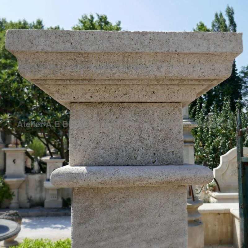 Détail du chapiteau et de la collerette sur notre pilier en pierre de Paussac.