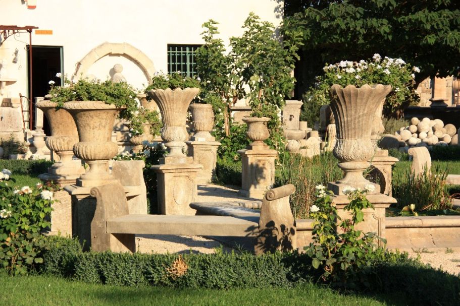 Fabrication artisanale de vases en pierre de taille.