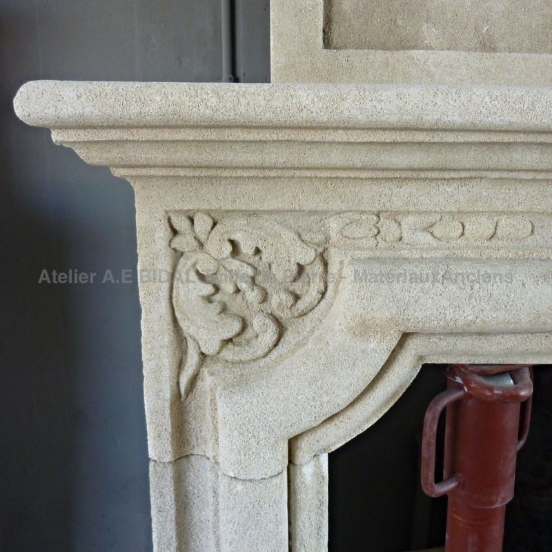 Charming crafted work by Atelier Alain BIDAL (Provence) : Louis XIV mantelpiece in stone