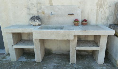 Traditional summer kitchen in quality carved limestone - Atelier Alain Bidal (Provence)