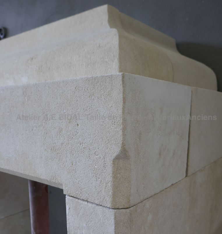 Détail des moulures et chanfreins sur notre cheminée provençale en pierre naturelle - Atelier Alain BIDAL (Provence)