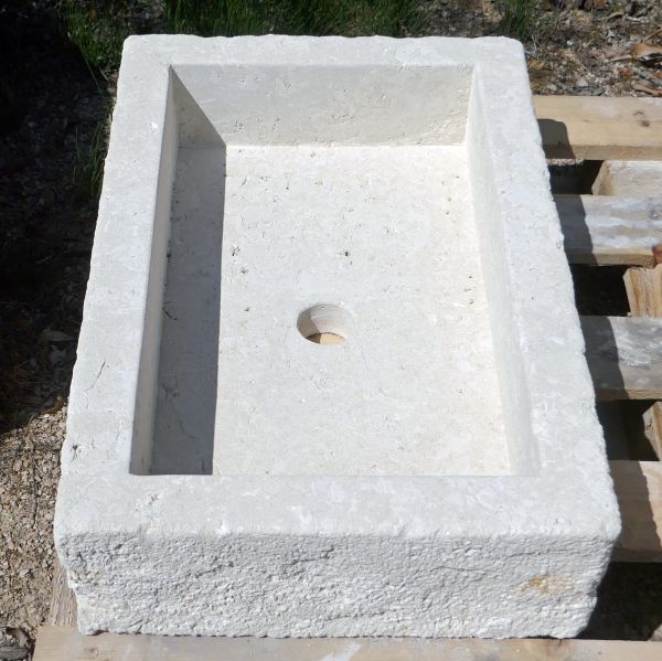 Petit évier en pierre comme mobilier de cuisine ou vasque de salle de bain par Atelier Alain BIDAL