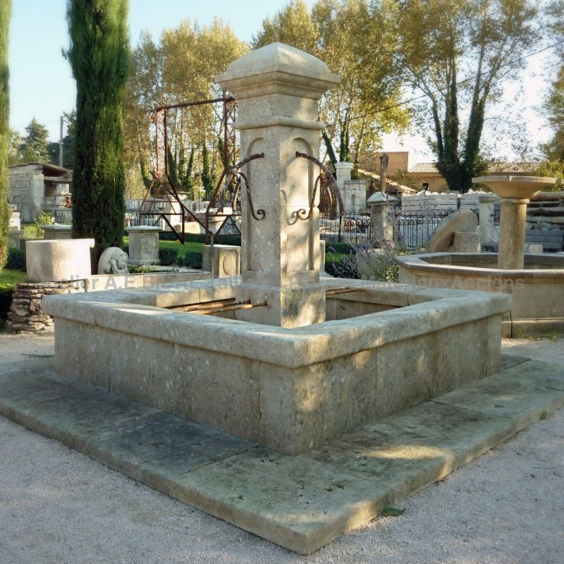 Réalisation artisanale en pierre naturelle française : belle fontaine de jardin en vente chez Atelier BIDAL - Provence.