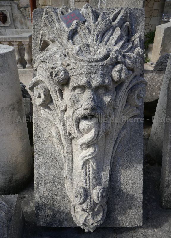 Masque en pierre taillée : sortie d'eau de fontaine ou décoration d'extérieur - Atelier Alain BIDAL