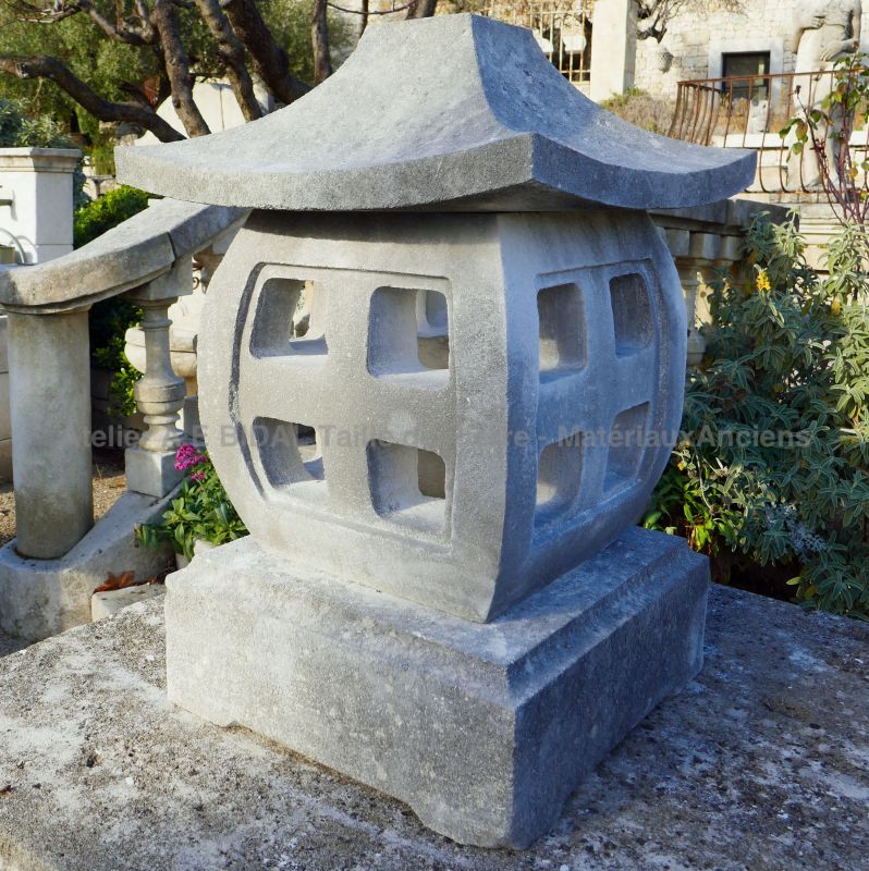 Pagoda light fixture in carved limestone by Atelier Alain BIDAL (Provence).