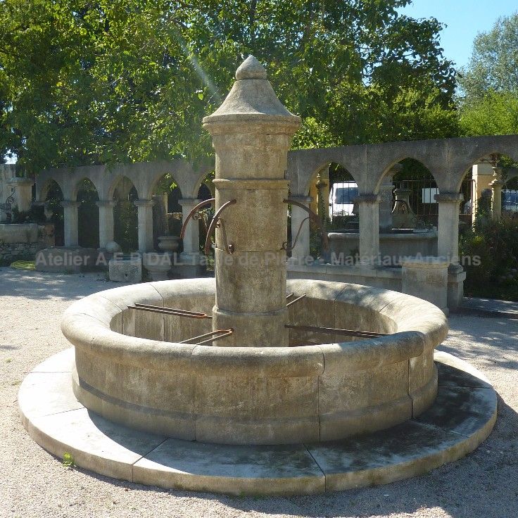 Fontaine de jardin exceptionnelle ǀ LA fontaine de château en pierre de l'atelier Alain BIDAL (Provence)