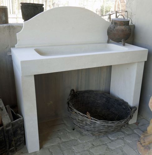 Évier de cuisine en pierre de taille pour aménager avec charme votre cuisine - Atelier Alain BIDAL, Provence