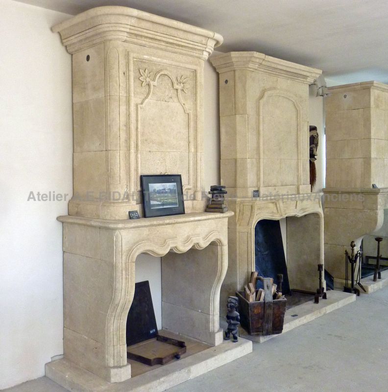Belle cheminée à trumeau en pierre de confection artisanale - Atelier Alain BIDAL (Provence)