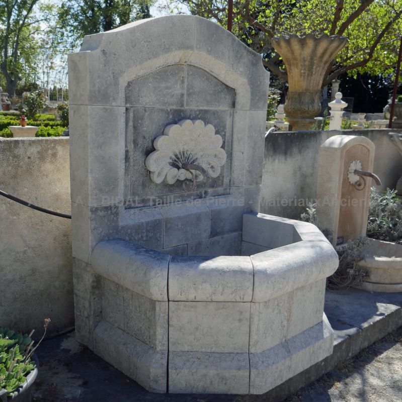 Élément de décoration en pierre : belle petite fontaine de jardin par l'Atelier Alain BIDAL