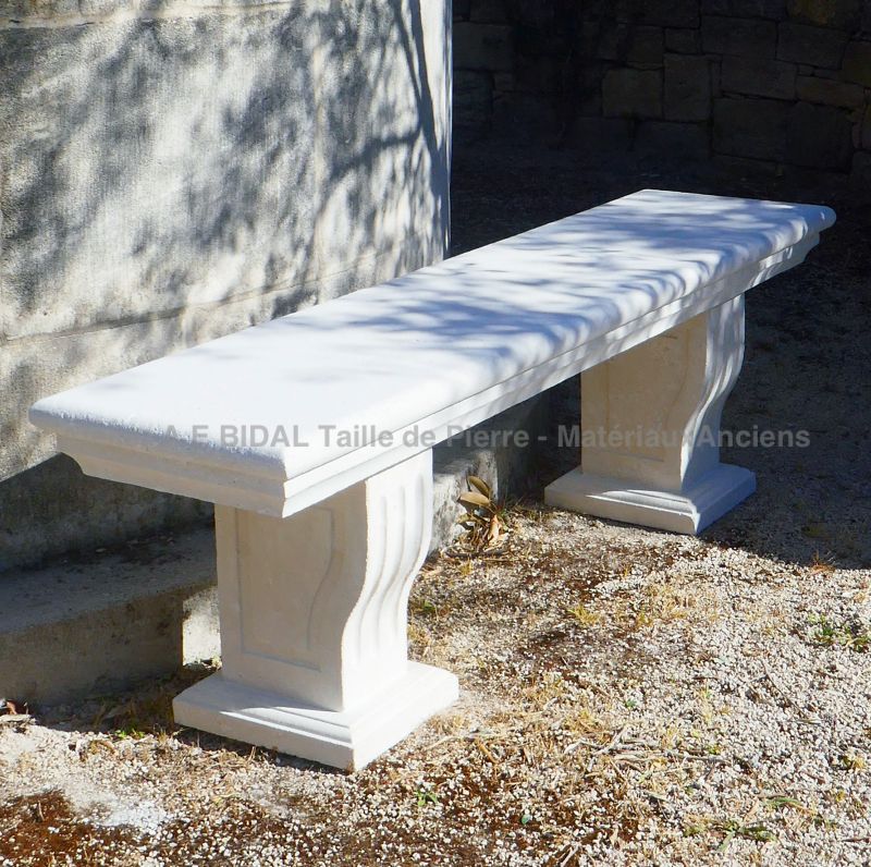 Banc de jardin en pierre sculptée : mobilier de jardin en pierre par Atelier Alain BIDAL.