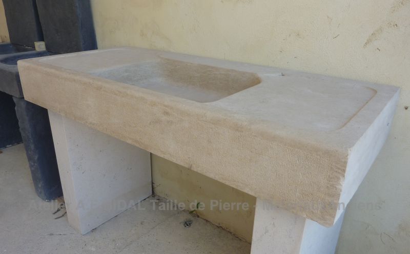Evier en pierre pour intérieur ou extérieur de jardin ou d'intérieur - Atelier Alain BIDAL ( Provence)