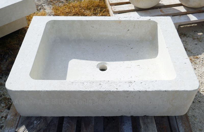 Beautiful monolithic sink with a sober yet refined design by the stonemason in Provence Alain BIDAL