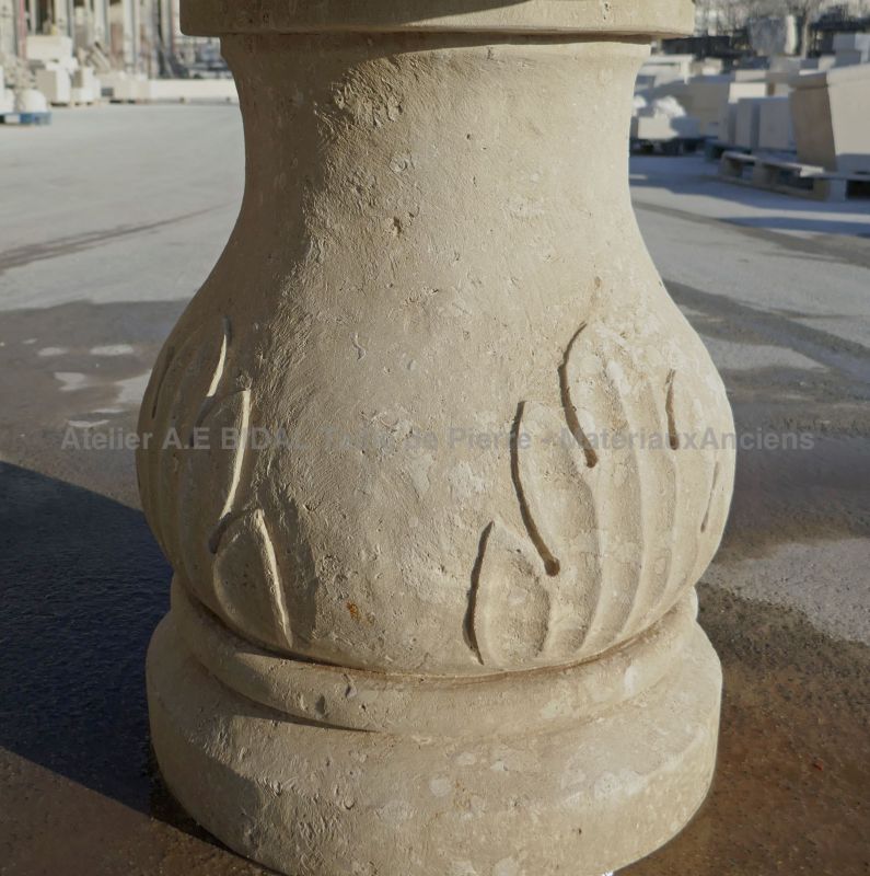 Détail du pied de notre colonne centrale à triple vasques en pierre de taille : Atelier Alain BIDAL