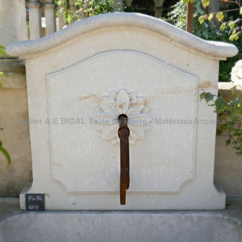 Fronton orné d'une belle rosace sculptée à la main sur notre fontaine de jardin décorative | Atelier Alain BIDAL.