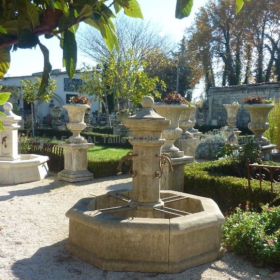 Fontaine provençale en pierre de taille, pierre d'Avy - une création de l'atelier Alain Bidal