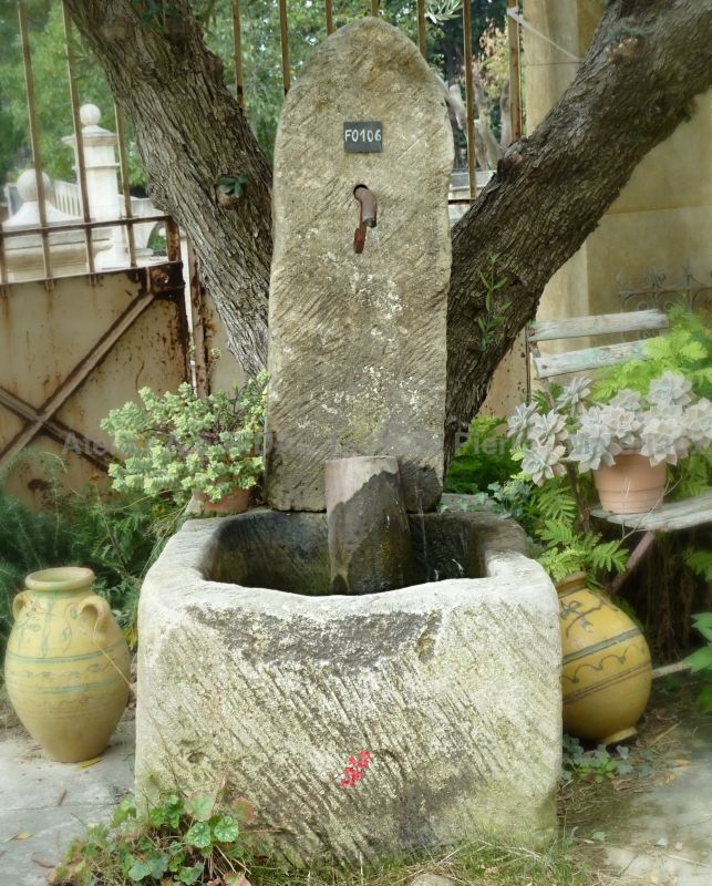 Fontaine style rustique - Taille de la pierre et confection artisanale de l'atelier Alain Bidal.