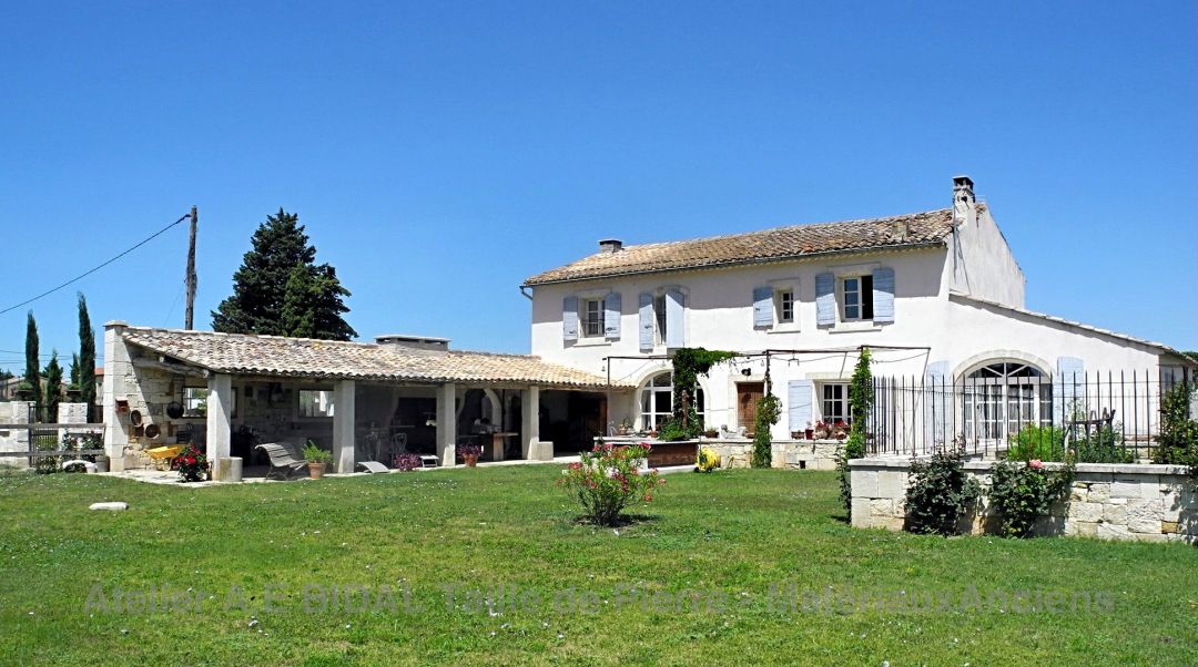 Une restauration signée Alain Bidal faite à partir de pierres naturelles et de matériaux anciens.