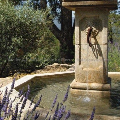 Détails de notre fontaine centrale de jardin en pierre taillée - Atelier Alain BIDAL