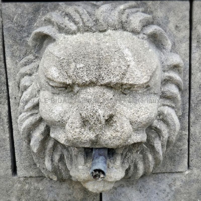 Sculpture of a lion's head hand-sculpted on the pediment of our fountain of Provence in stone - Atelier Alain BIDAL
