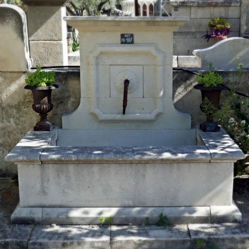 Provence stone fountain with carved pediment and wrought iron water outlet - Atelier Alain BIDAL (Provence)