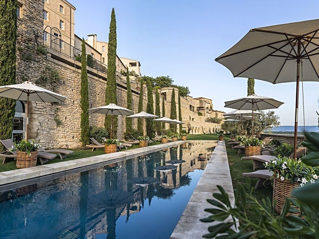 The Atelier Bidal in Provence proposes pool curbstones in Avy stone.