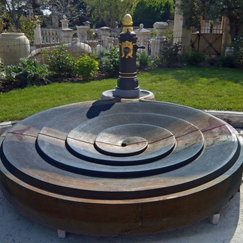 Fontaine moderne en pierre de Bourgogne | Fontaine centrale pour jardin réalisée en taille de pierre par les artisans de l'Atelier Bidal.