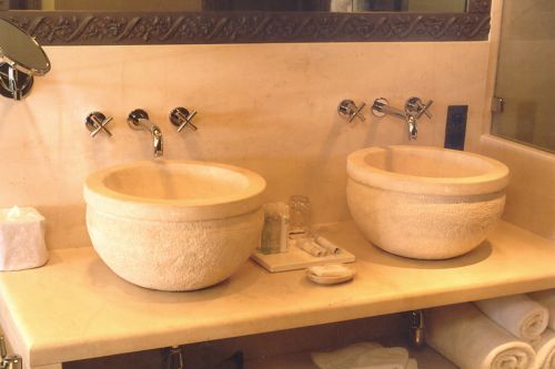 Très belle vasque en pierre pour décoration d'intérieur en pierre naturelle.