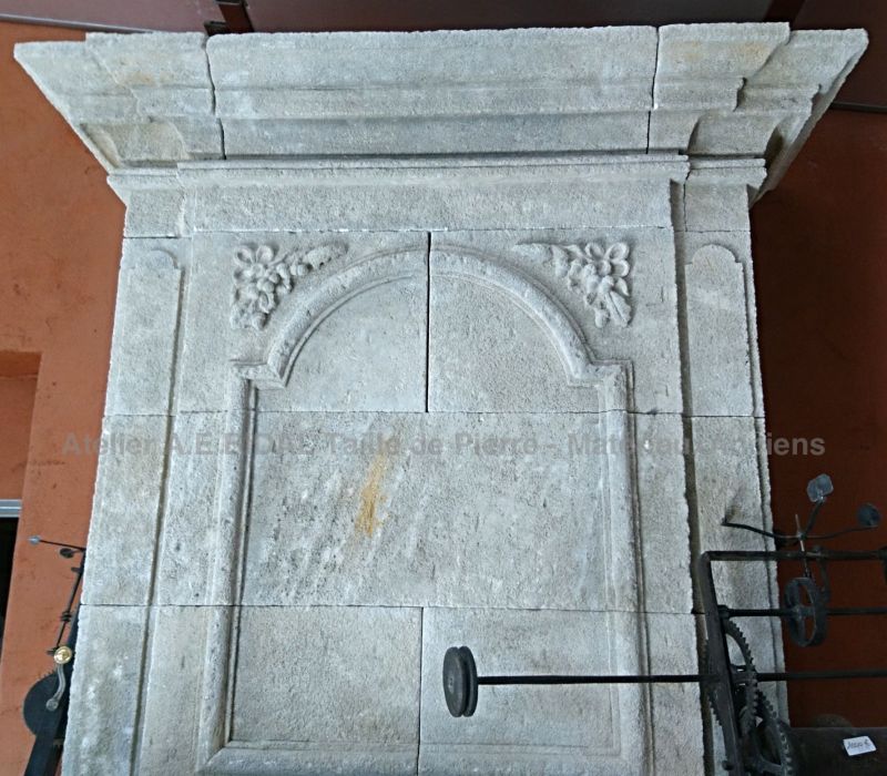 Exceptional Louis XIV mantelpiece in carved limestone - Atelier Alain BIDAL (Provence)