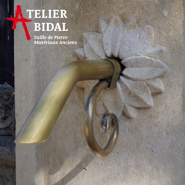 Sortie d'eau en laiton pour fontaine de jardin en pierre - Atelier Alain BIDAL (Provence)