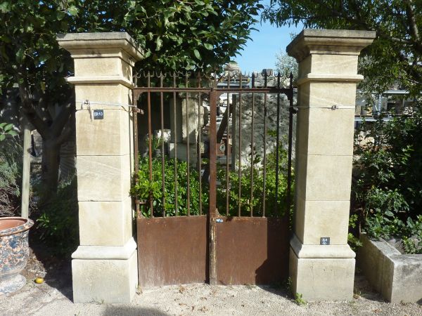 Piliers en pierre réalisés par un tailleur de pierre spécialiste de la taille de pierre naturelle